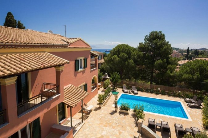 The Four Seasons House. City Villa with Pool. Trendy Location — фото 2