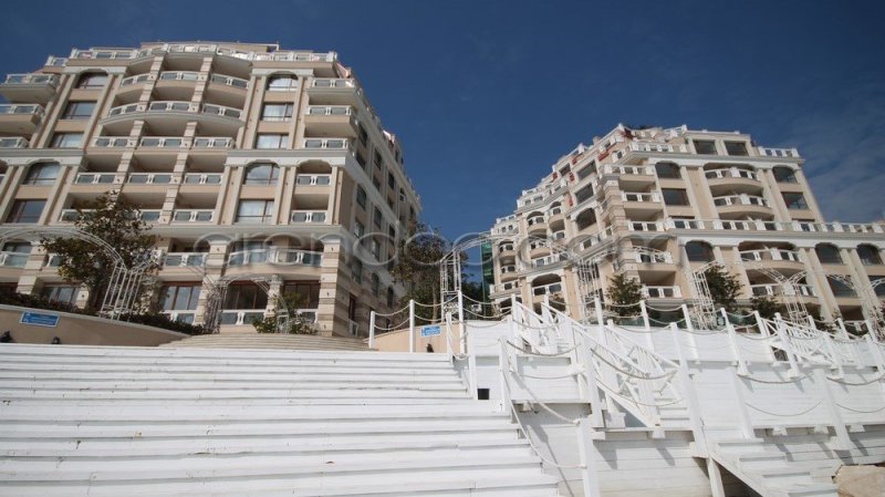 One bedroom apartment in "La Mer" complex