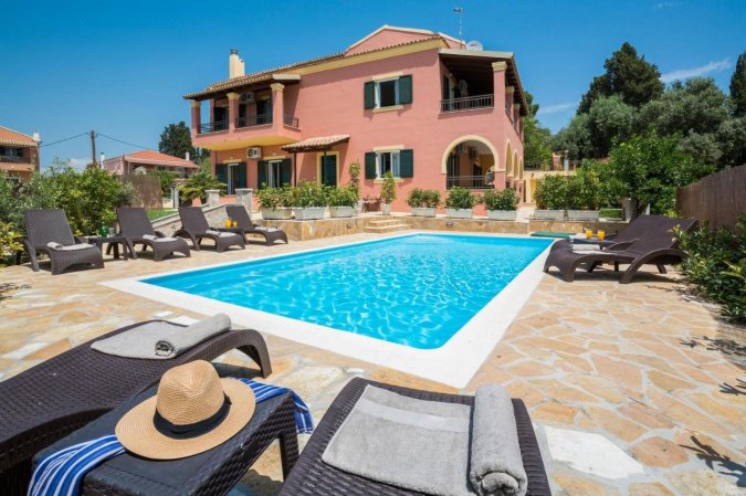 The Four Seasons House. City Villa with Pool. Trendy Location — фото 5