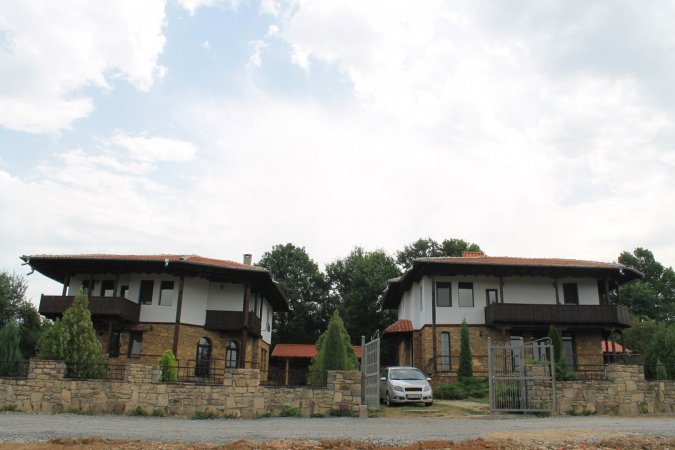 STONE HOUSES — foto 1