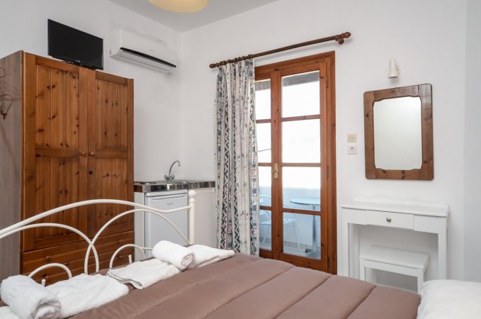 Depis economy double room Naxos town — photo 6
