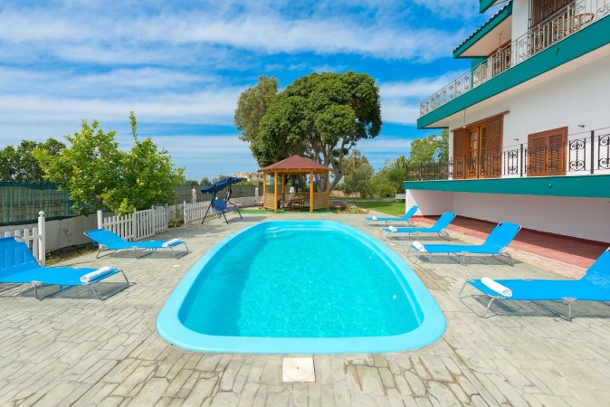 villa with private pool — photo 4