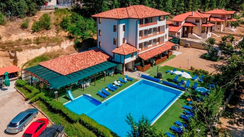 Fully Equipped Holiday Apartment with Pool Access – Shkorpilovtsi