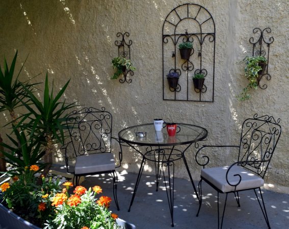 House inside garden — photo 1