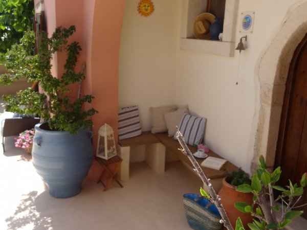 VILLA ZOI    WITH POOL IN QUIET VILLAGE SLEEPS 2 - 8 IN BEDS — photo 4