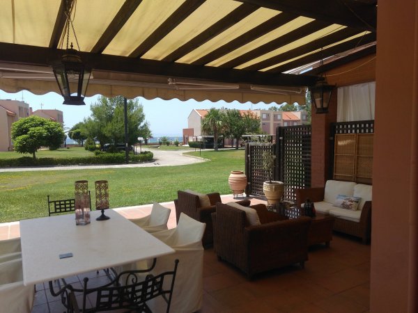 Family friendly Beachfront Summer Paradise Villa, sleeps (7+1) — photo 1