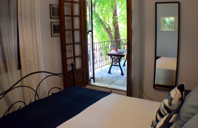 House inside garden — photo 3