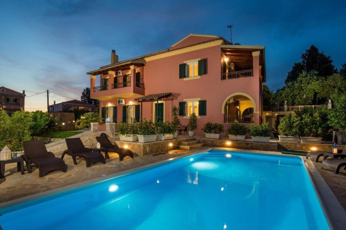 The Four Seasons House. City Villa with Pool. Trendy Location — фото 1