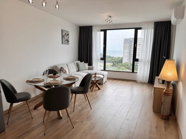 Breeze Home with Panoramic Sea View and Parking — photo 1