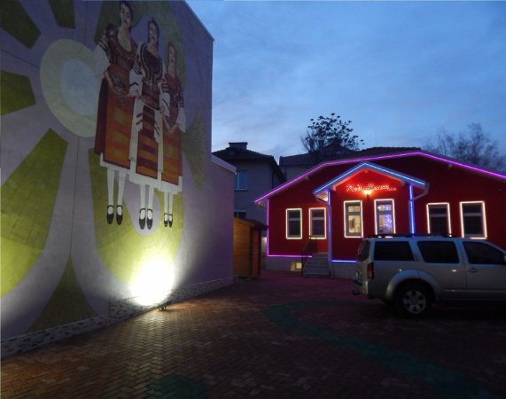 Red House — photo 1