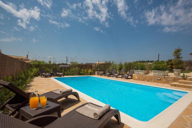 The Four Seasons House. City Villa with Pool. Trendy Location — фото 6