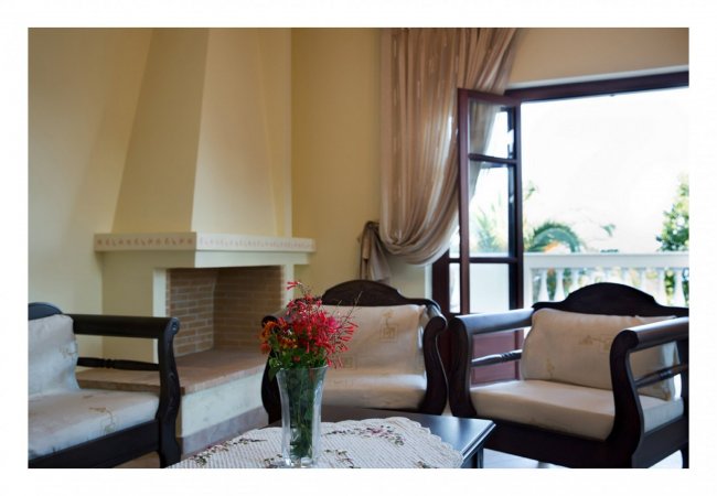 Seafront villa with private garden 10m away from the beach — photo 2