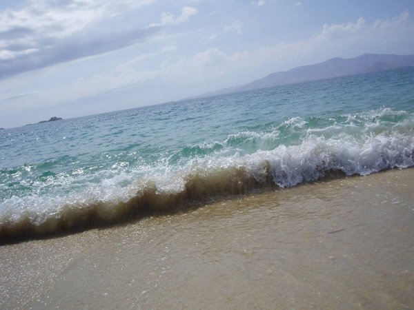 On a magnificent sandy beach — photo 2