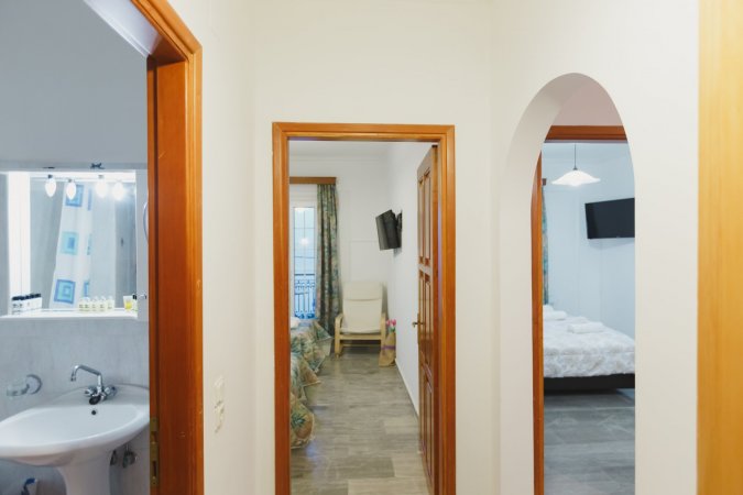 Deluxe Quadruple Sea and Village View ( Stellatos House) — photo 3