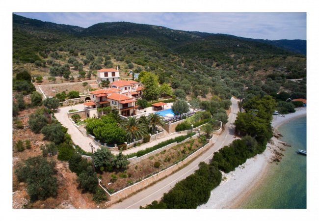 Seafront villa with private garden 10m away from the beach — photo 1