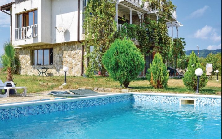 Villa with swimming pool for rent — photo 1