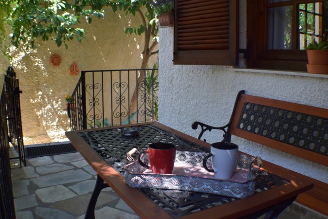 House inside garden — photo 2