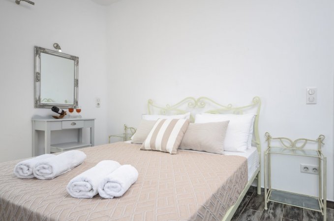 Yellow Villa with pool / 2 bedrooms Plaka Naxos — photo 4