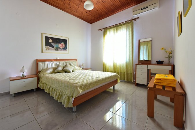 MOUZAKIS VILLAS (YELLOW VILLA) — photo 3