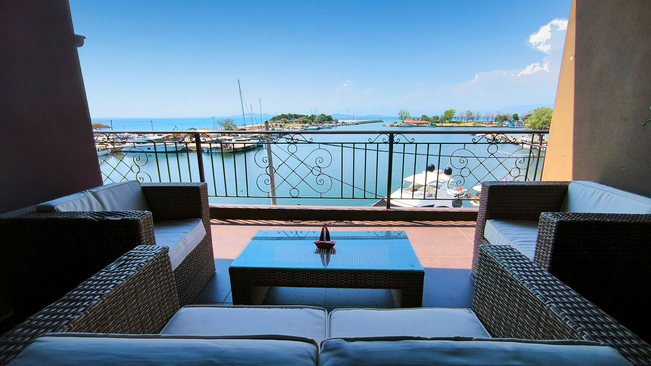 Captain’s Harbor Panorama | Seafront Maisonette in Fanari